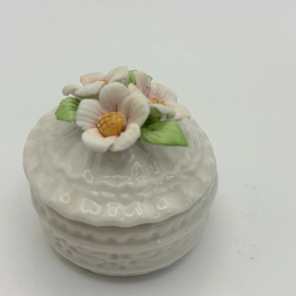 Trinket Box Floral Top Vintage Ceramic Porcelain‎ Pink Green White Jewelrydainty